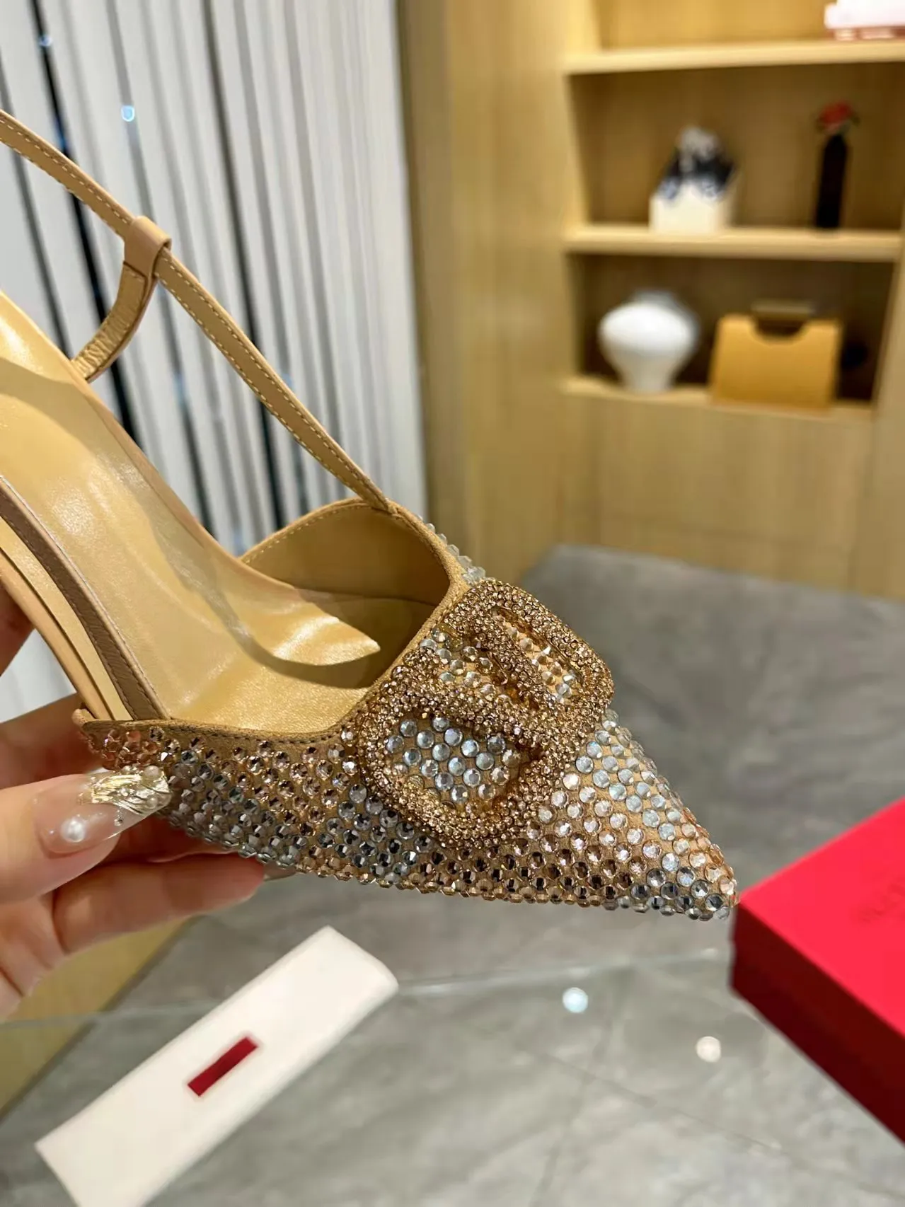 👟👟Ex-factory price 440👟👟 Genuine leather sole + 40 Kloesch diamond buckle Valentino.Valentino big v buckle single shoes ㊙️Latest series of counter genuine version with perfect details. Authentic products are made one to one. All details are consistent with genuine ones. The upper foot is very pedicure type. The key point is that it is very good and easy to control. It does not wear the feet and does not tire the feet. It is a walking artifact. The last shape is completely compared to the counter. The details are perfect. It is impossible to make such an exquisite product without the original version. Exclusive molded brass color. The highest version on the market. Fabric: imported sheepskin, lining and foot pads are all sheepskin. Color: 13 colors available. Sizes (34 to 42). Customized size 34 and 42. Non-returnable and non-exchangeable. Heel height: 7CM. Rubber sole. Genuine leather sole +40